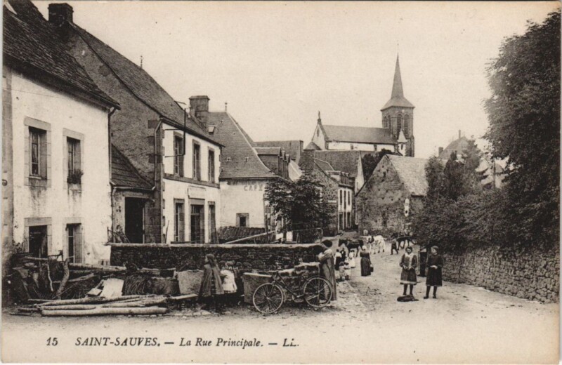 Carte postale ancienne Saint-Sauves-d'Auvergne La Rue Principale à Saint-Sauves-d'Auvergne
