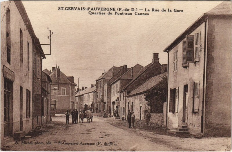 Carte postale ancienne Saint-Gervais-d'Auvergne La Rue de la Gare à Saint-Gervais-d'Auvergne