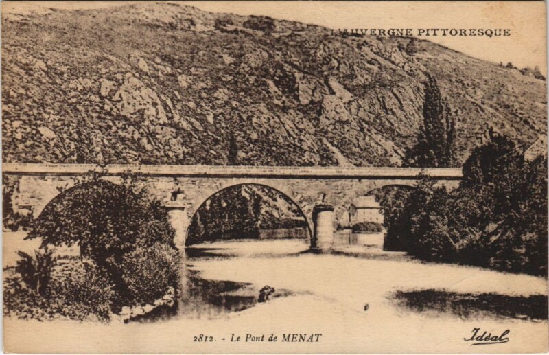 Carte postale ancienne Menat Le Pont de Menat à Menat