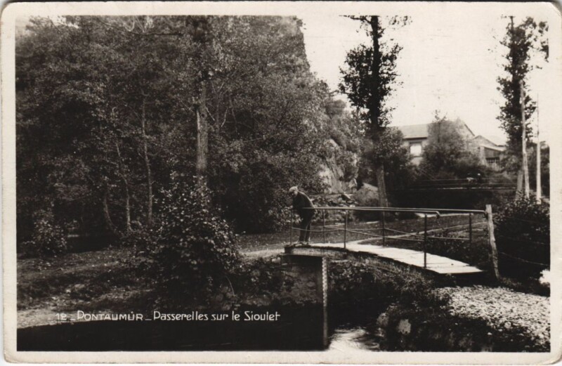 Carte postale ancienne Pontaumur Passerelles sur le Sioulet à Pontaumur