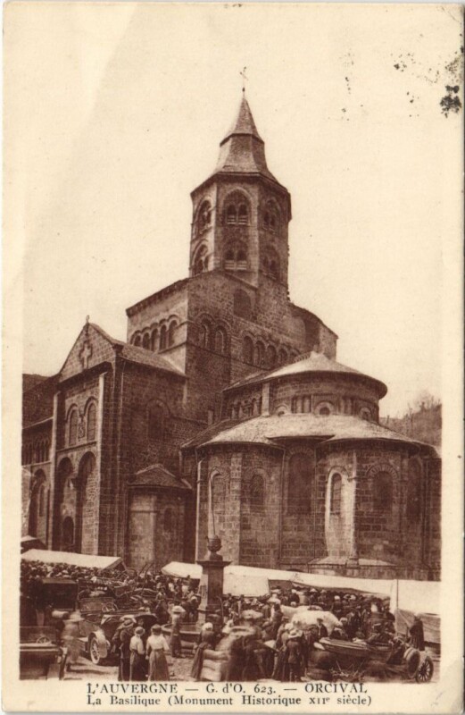 Carte postale ancienne Orcival La Basilique à Orcival