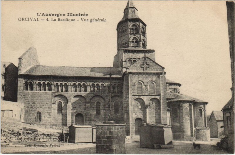 Carte postale ancienne Orcival La Basilique - Vue Generale à Orcival