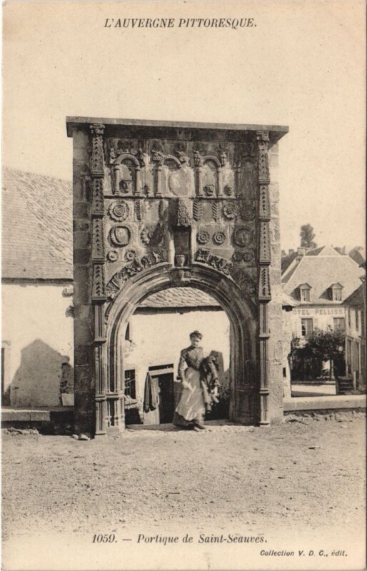 Carte postale ancienne Saint-Sauves-d'Auvergne Portique de Saint-Seauves à Saint-Sauves-d'Auvergne