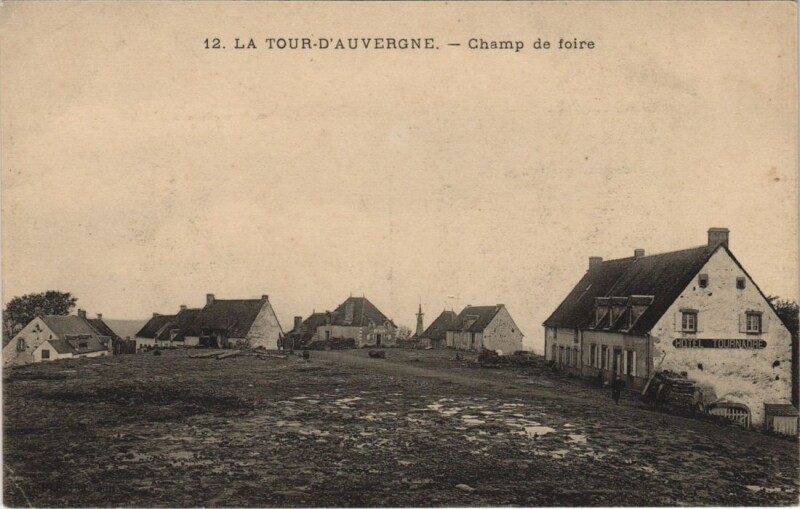Carte postale ancienne La Tour-d'Auvergne Champ de Foire à La Tour-d'Auvergne
