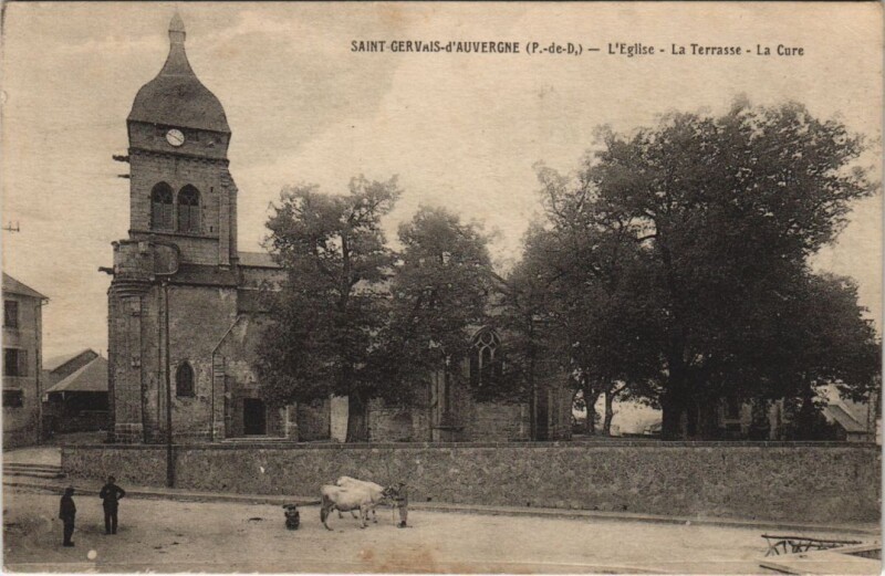 Carte postale ancienne Saint-Gervais-d'Auvergne L'Eglise - La Terrasse - La Cure à Saint-Gervais-d'Auvergne