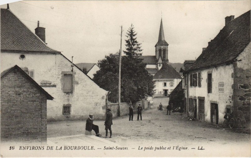 Carte postale ancienne Saint-Sauves-d'Auvergne Le Poids Public et l'Eglise à Saint-Sauves-d'Auvergne