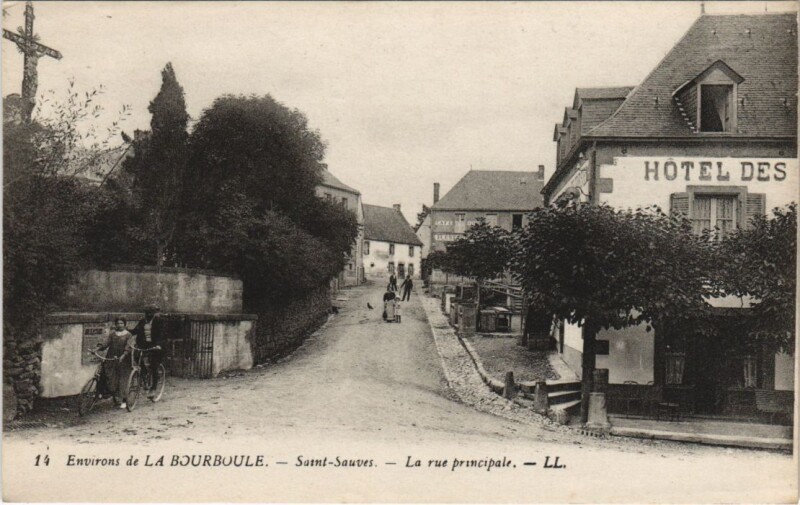Carte postale ancienne Saint-Sauves-d'Auvergne La Rue Principale à Saint-Sauves-d'Auvergne