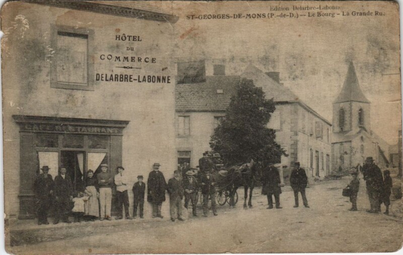 Carte postale ancienne Saint-Georges-de-Mons Le Bourg - La Grande Rue à Saint-Georges-de-Mons