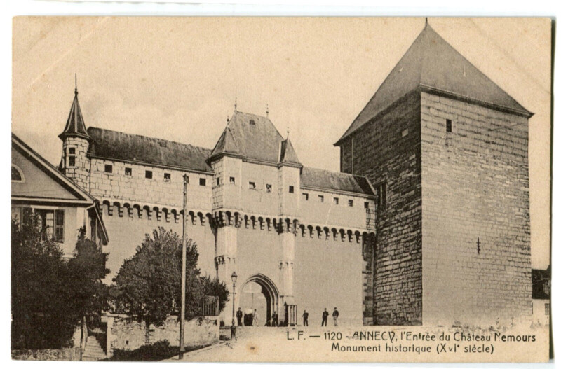 Carte postale ancienne Haute-Savoie Annecy L'entrée du Château de Nemours Monument Historique à Annecy