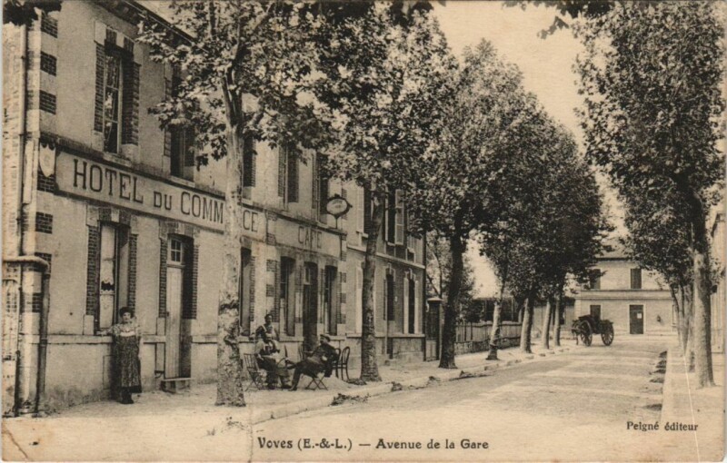 Carte postale ancienne Voves Avenue de la Gare France