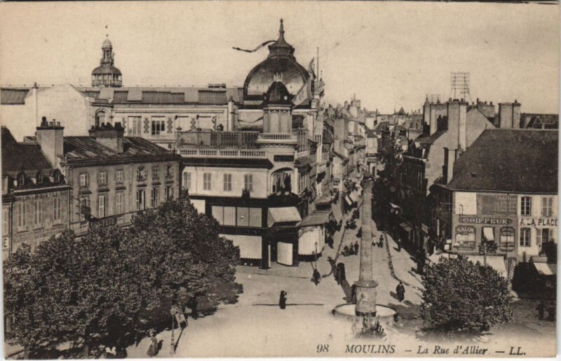 Carte postale ancienne Moulins La Rue d'Allier France à Moulins