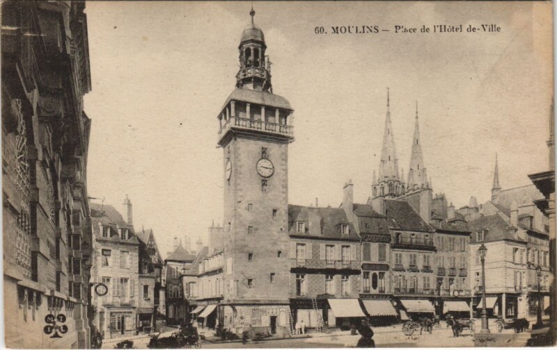 Carte postale ancienne Moulins Place de l'Hotel de Ville France à Moulins