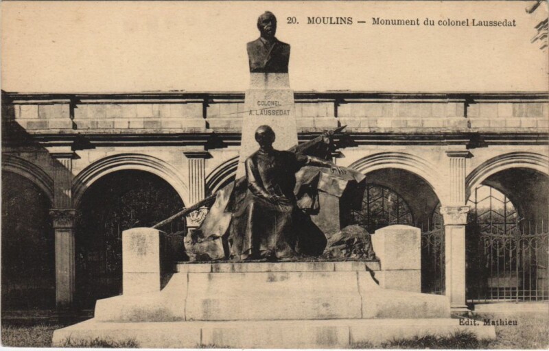 Carte postale ancienne Moulins Monument du colonel Laussedat France à Moulins
