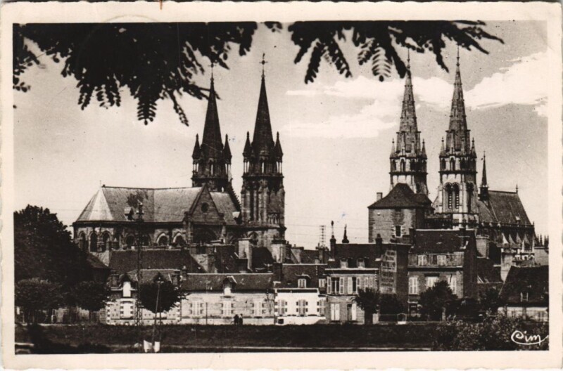 Carte postale ancienne Moulins La Cathedrale et le Sacre-Coeur France à Moulins