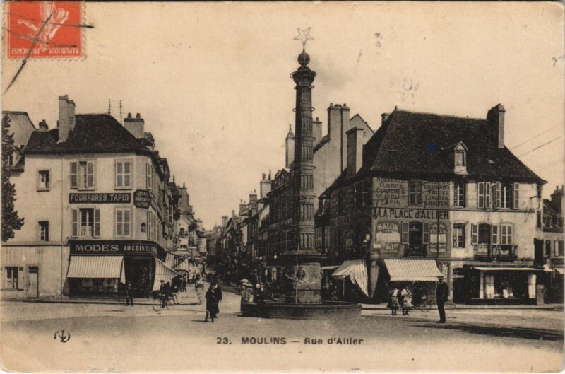 Carte postale ancienne Moulins Rue d'Allier France à Moulins