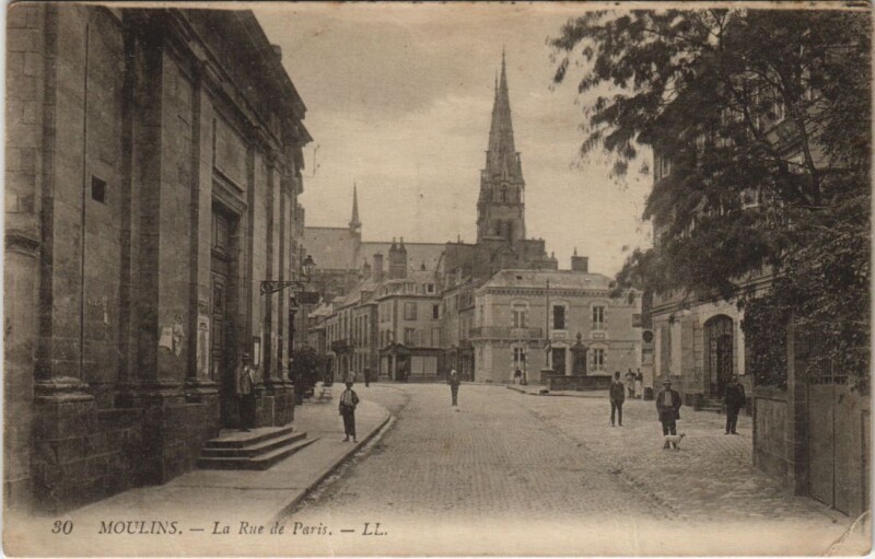 Carte postale ancienne Moulins La Rue de Paris France à Moulins