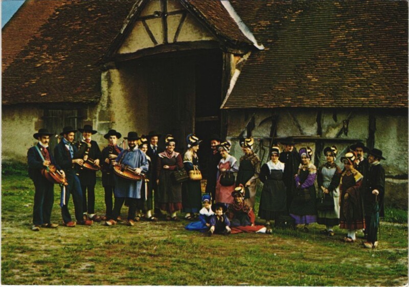 Carte postale ancienne Moulins Groupe Folklorique France à Moulins