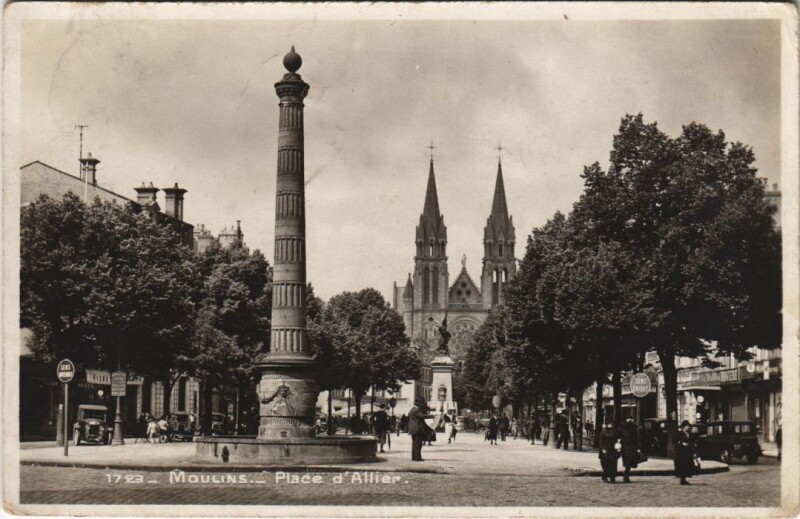 Carte postale ancienne Moulins Place d'Allier France à Moulins