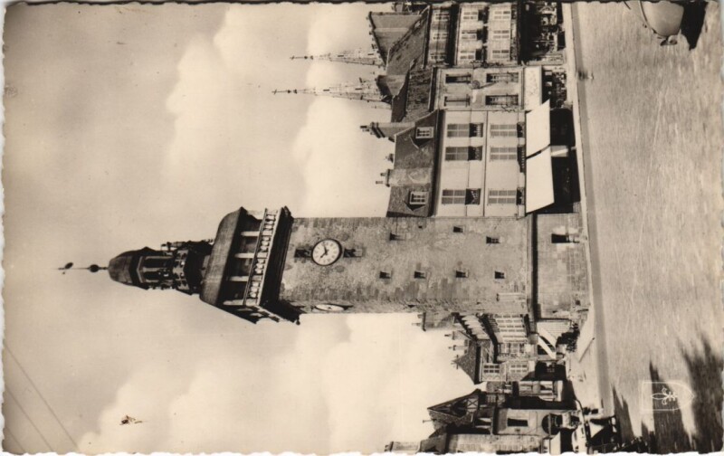 Carte postale ancienne Moulins Beffroi Jacquemart France à Moulins