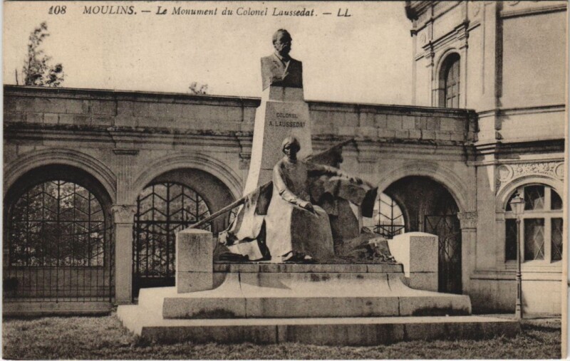 Carte postale ancienne Moulins Le Monument du Colonel Laussedat France à Moulins