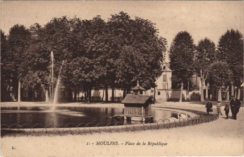 Carte postale ancienne Moulins Place de la Republique France à Moulins