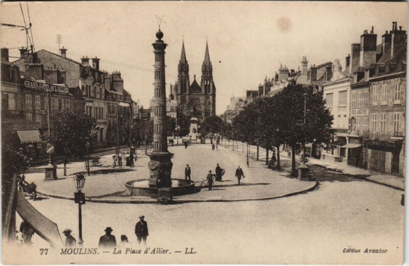 Carte postale ancienne Moulins La Place d'Allier France à Moulins