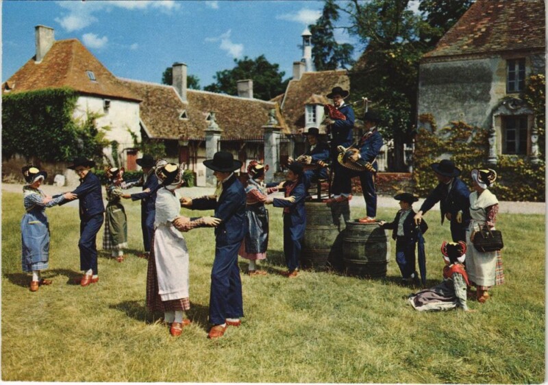Carte postale ancienne Moulins Folklore Bourbonnais France à Moulins