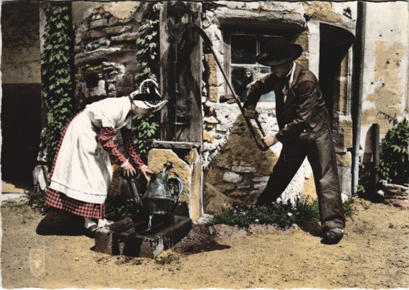 Carte postale ancienne Moulins Costumes Folkloriques France à Moulins