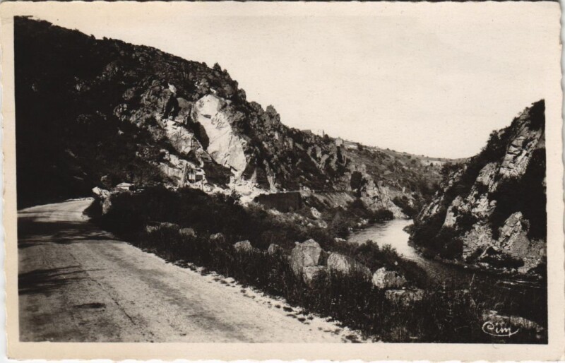Carte postale ancienne Vallee de la Sioule Roc Armand et Chateau Chouvigny France à Chouvigny