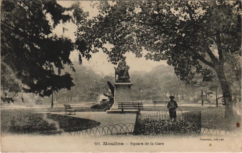 Carte postale ancienne Moulins Square de la Gare France à Moulins