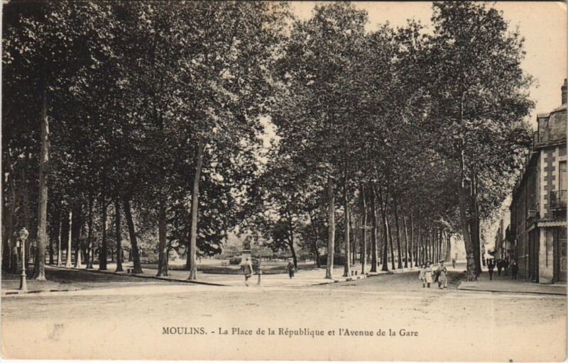 Carte postale ancienne Moulins La Place de la Republique France à Moulins