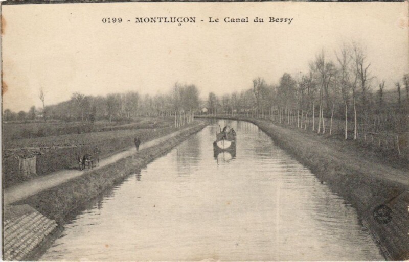Carte postale ancienne Montlucon Le Canal du Berry France à Montluçon