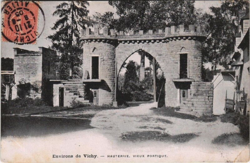Carte postale ancienne Env.de Vichy Hauterive, vieux portiqus France à Hauterive