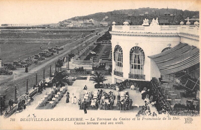 Carte postale ancienne Deauville La Plage Fleurie La Terrasse Du Casino Et Promenade De La Mer à Deauville