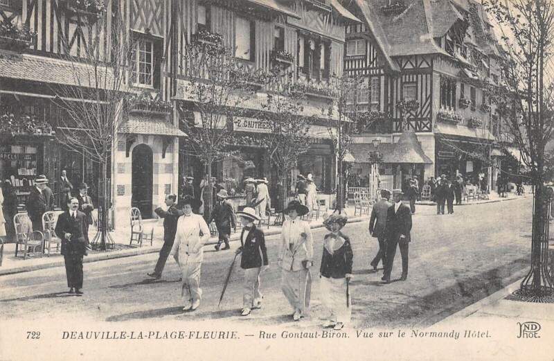 Carte postale ancienne Deauville La Plage Fleurie Rue Gontaut Biron Vue Normandy Hotel à Deauville