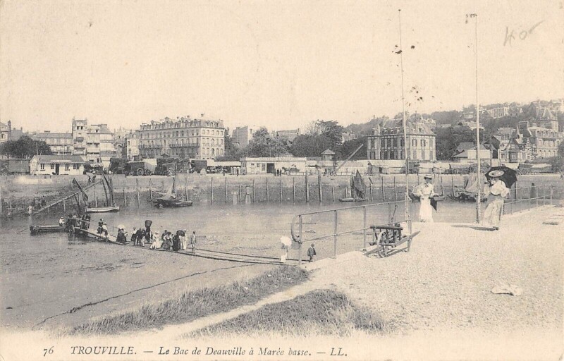 Carte postale ancienne Trouville Le Bac De Deauville A Maree Basse à Deauville