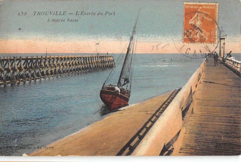 Carte postale ancienne Trouville L'Entree Du Port A Maree Basse
