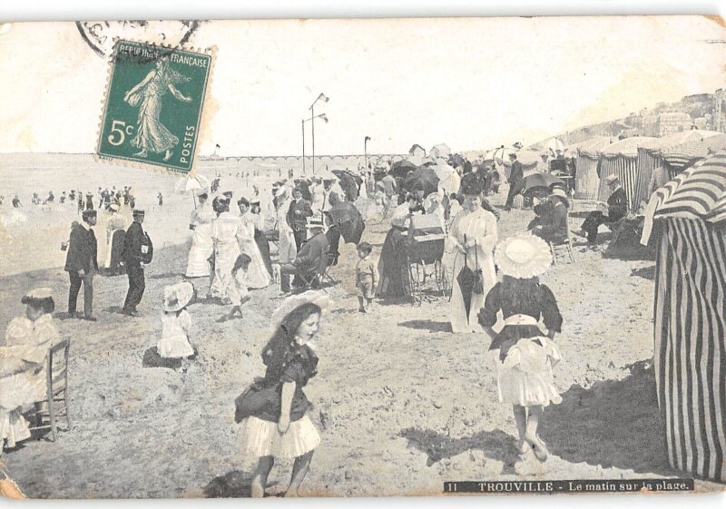 Carte postale ancienne Trouville Le Matin Sur La Plage