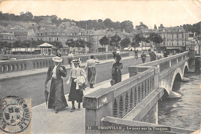Carte postale ancienne Trouville Le Pont Sur La Touques à Touques