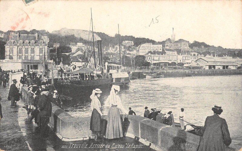 Carte postale ancienne Trouville Arrivee Du Bateau Le Rapide