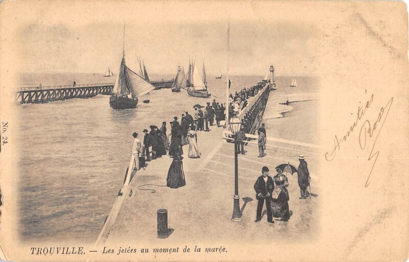 Carte postale ancienne Trouville Les Jetees Au Moment De La Maree