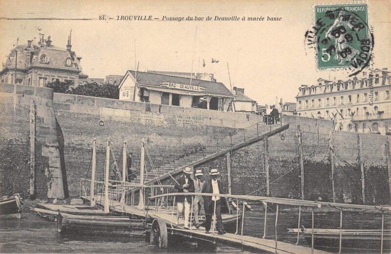 Carte postale ancienne Trouville Passage Du Bac De Deauville A Maree Basse à Deauville