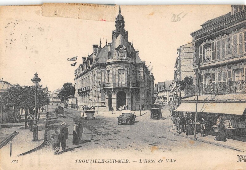 Carte postale ancienne Trouville Sur Mer Hotel De Ville à Trouville-sur-Mer