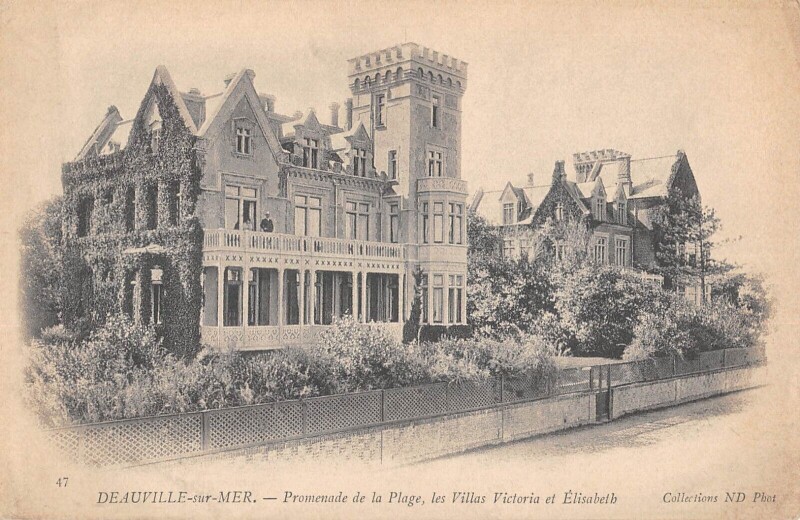 Carte postale ancienne Deauville Sur Mer Promenade De La Plage Les Villas Victoria Et Elisabeth à Deauville