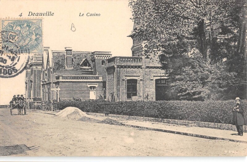 Carte postale ancienne Deauville Le Casino à Deauville