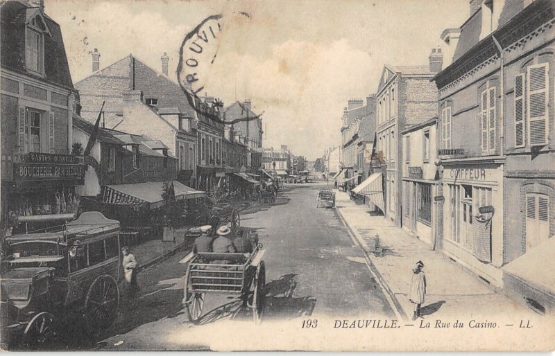 Carte postale ancienne Deauville La Rue Du Casino à Deauville