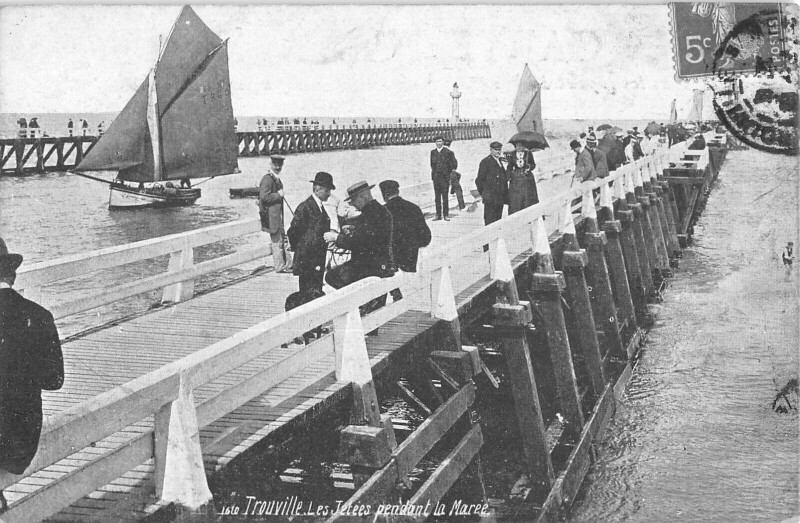 Carte postale ancienne Trouville Les Jetees Pendant La Maree