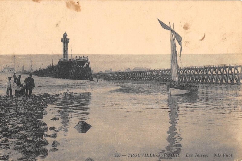 Carte postale ancienne Trouville Sur Mer Les Jetees à Trouville-sur-Mer