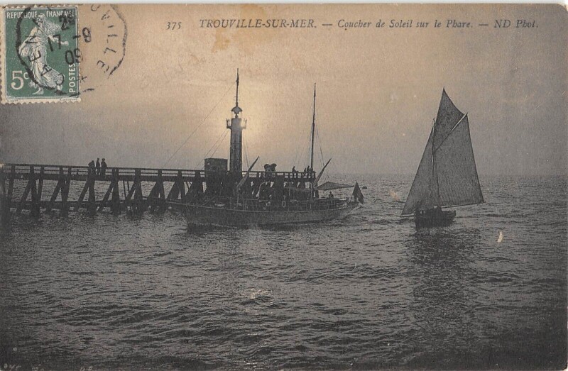 Carte postale ancienne Trouville Sur Mer Coucher De Soleil Sur Le Phare à Trouville-sur-Mer