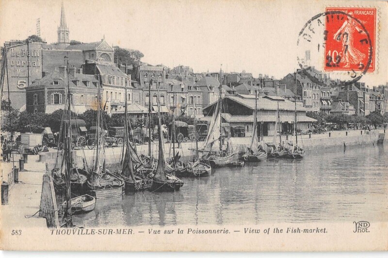 Carte postale ancienne Trouville Sur Mer Vue Sur La Poissonnerie à Trouville-sur-Mer